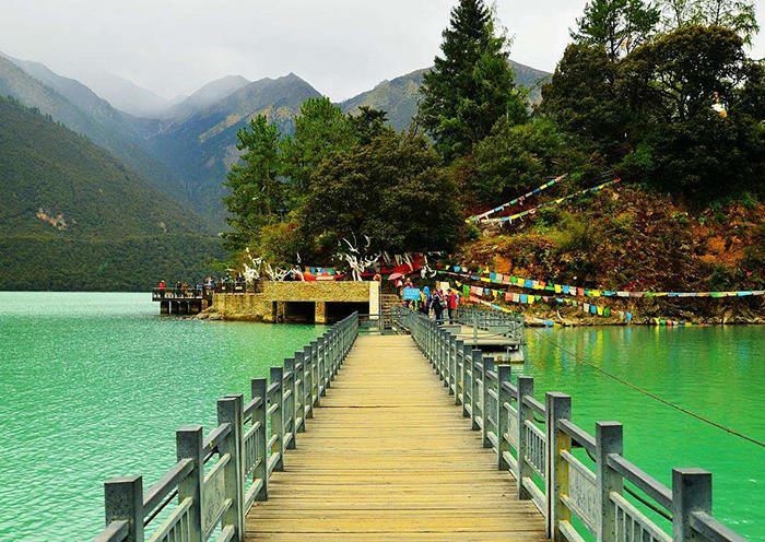 拉萨+林芝+羊湖+日喀则+卡若拉冰川+珠峰11日游