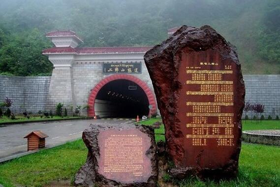 行走在318国道川藏线小记：奇险之路有奇美